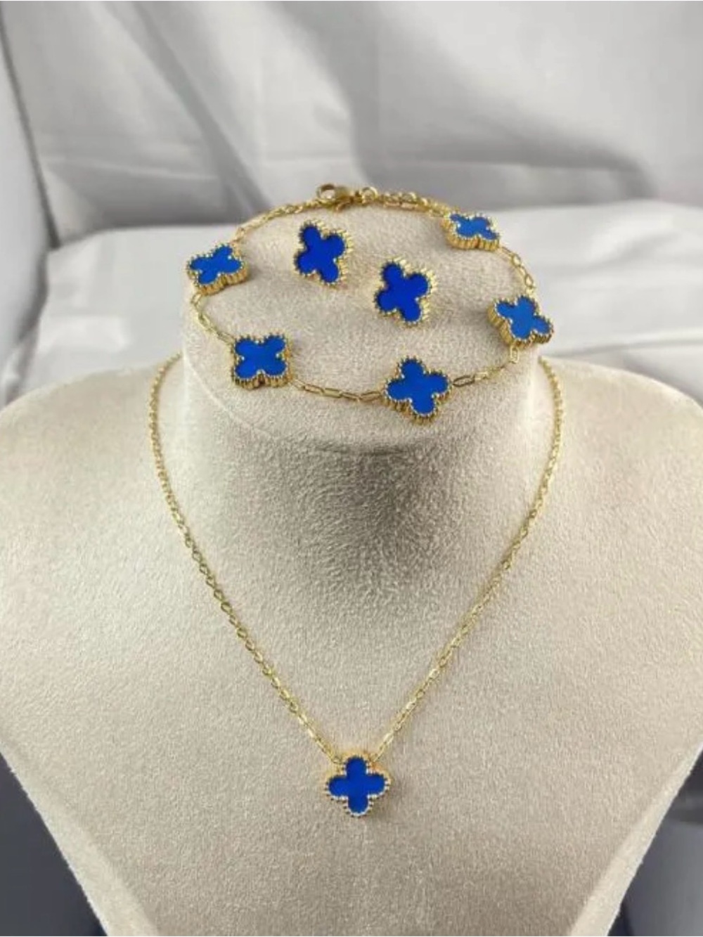 Elegant Blue and Gold Clover Necklace
Gold Plated - Picture 1 of 4